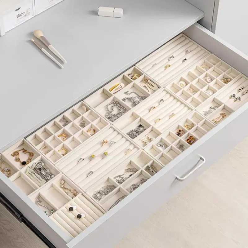 Smykke-organizer i velour med 6 stabelbare bakker