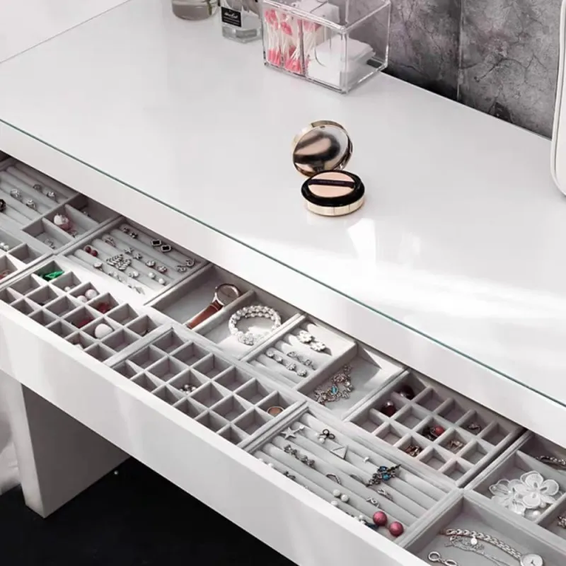 Smykke-organizer i velour med 6 stabile bakker