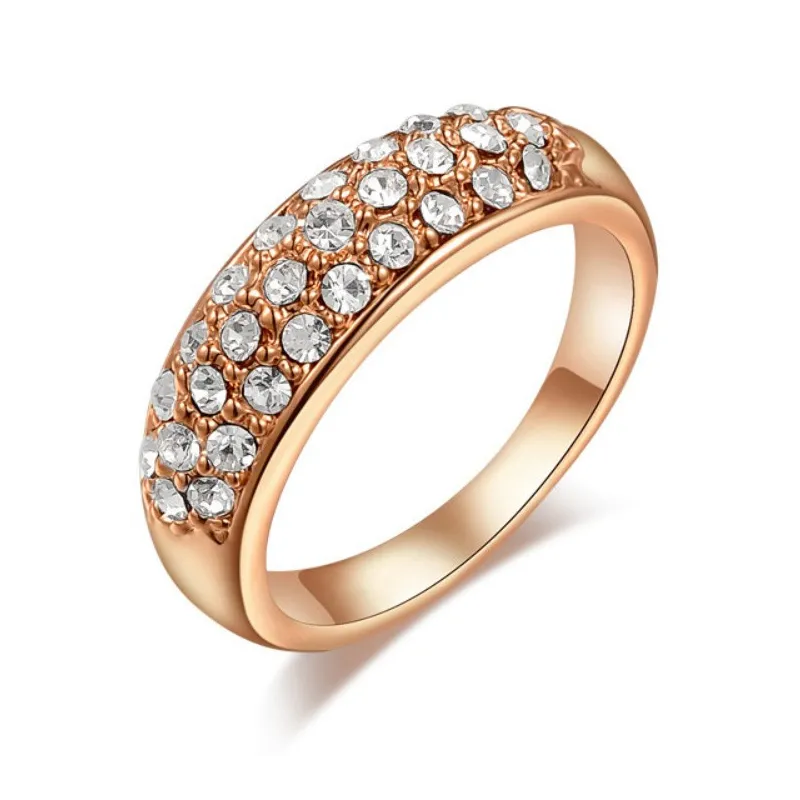 Moderne og smuk guldbelagt ring prydet med ægte Swarovski krystaller